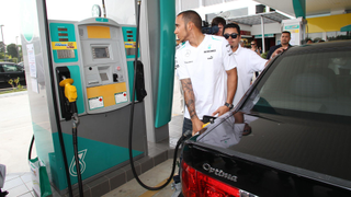 The Best Thing About Lewis Hamilton Filling Up A Kia
